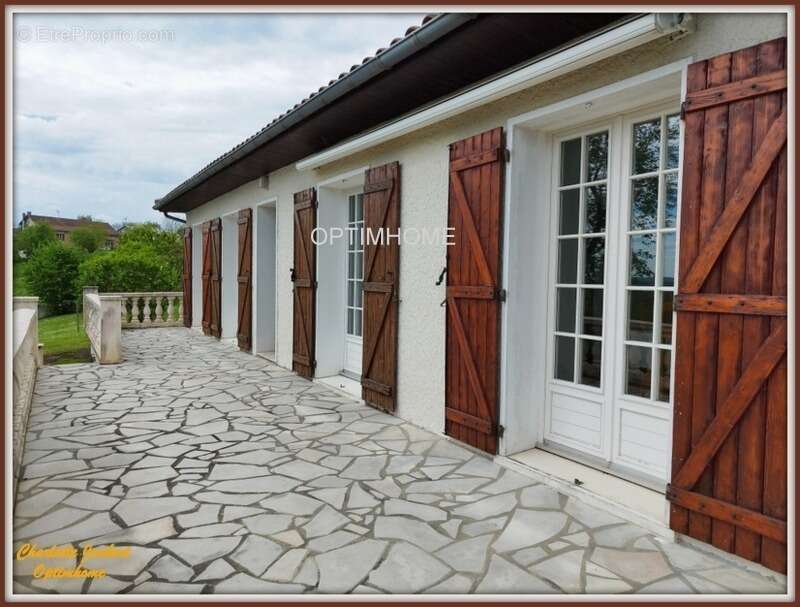 Maison à MONTMOREAU-SAINT-CYBARD