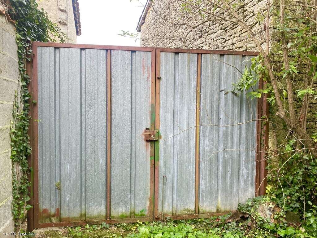 Prix Négociable : Maison Plain Pied à Rénover centre Aunac - photo 26