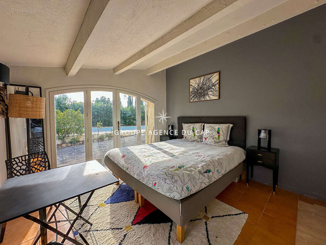 À vendre villa de 140m², 7pièces comprenant 5 chambres avec piscine, située aux issambres - photo 15