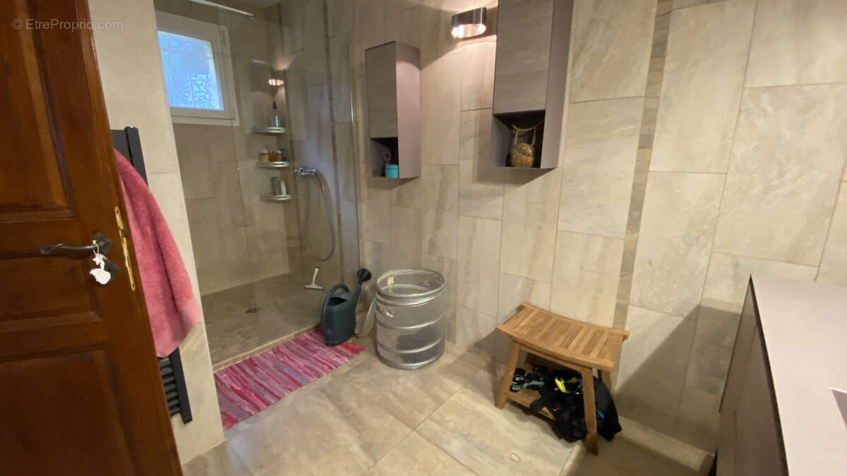 Superbe maison de 150 m2, T5/6, sur un terrain arboré de 4 200 m2 avec dépendance en pierre, piscine et garage - photo 11