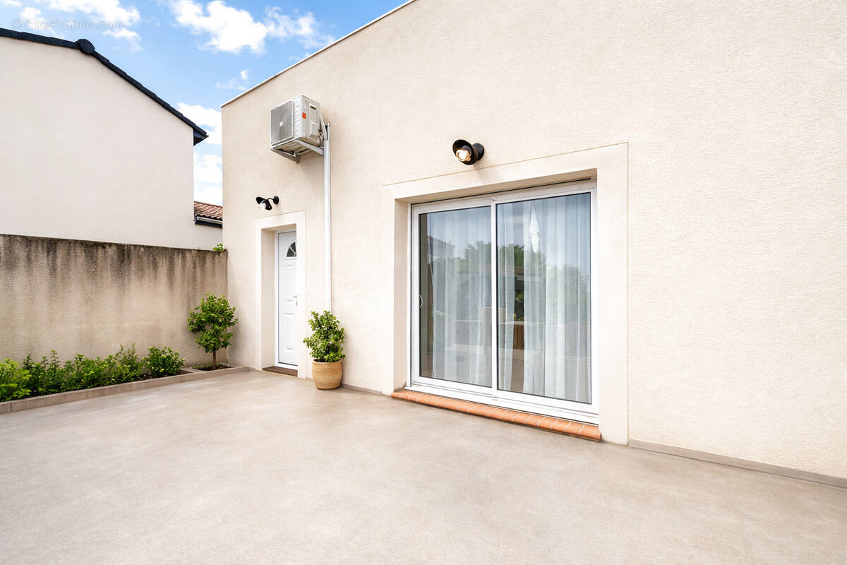 Maison à ENTRAIGUES-SUR-LA-SORGUE