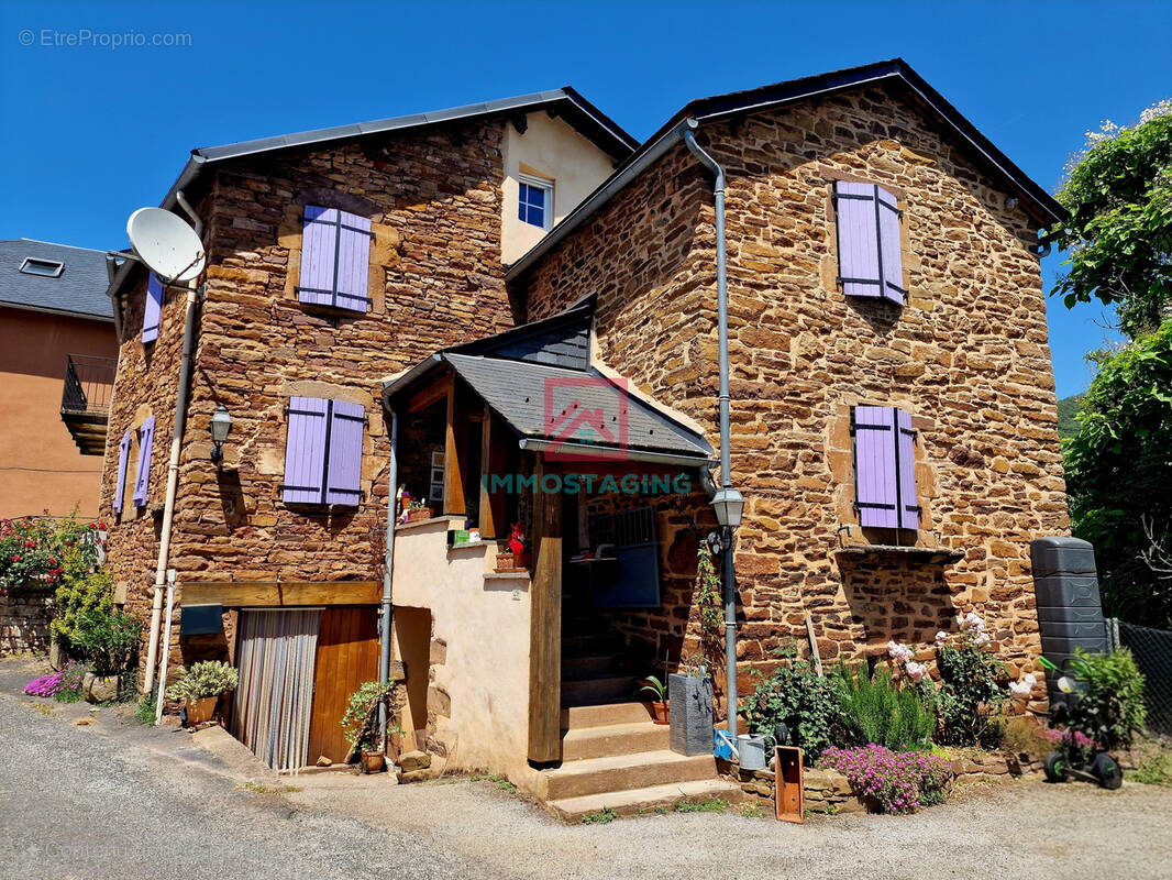 Maison à LAVAL-ROQUECEZIERE