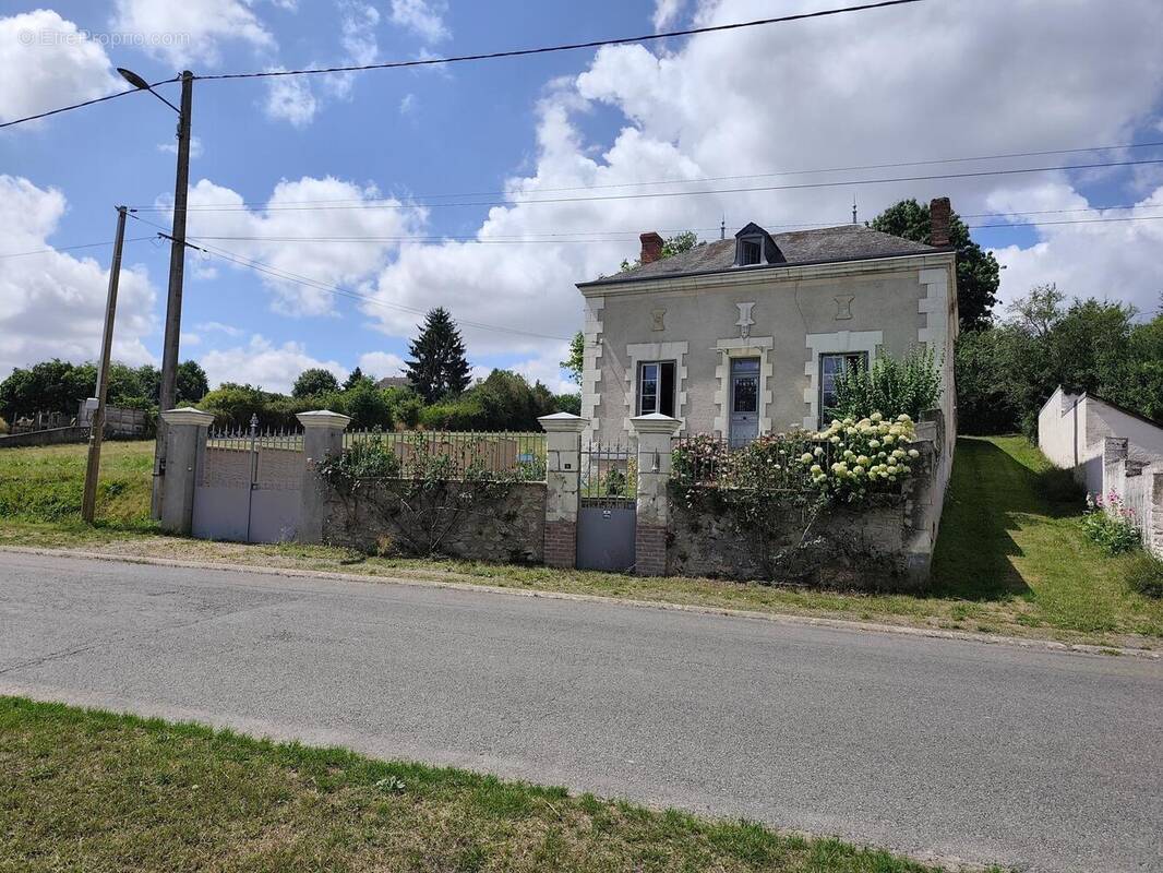 Photo 1 - Maison à VILLELOIN-COULANGE