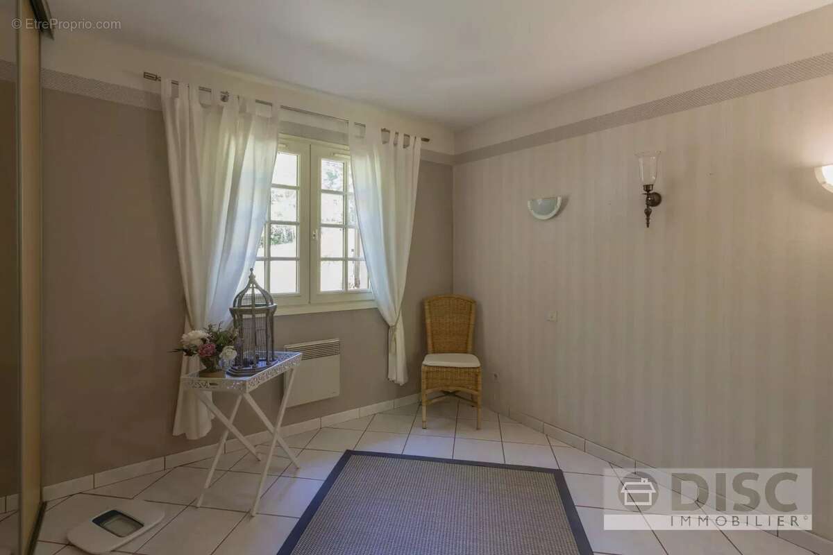 Maison de plain-pied avec vue, jardin et grand garage à 2 km de Saint-Antonin-Noble-Val. - photo 16