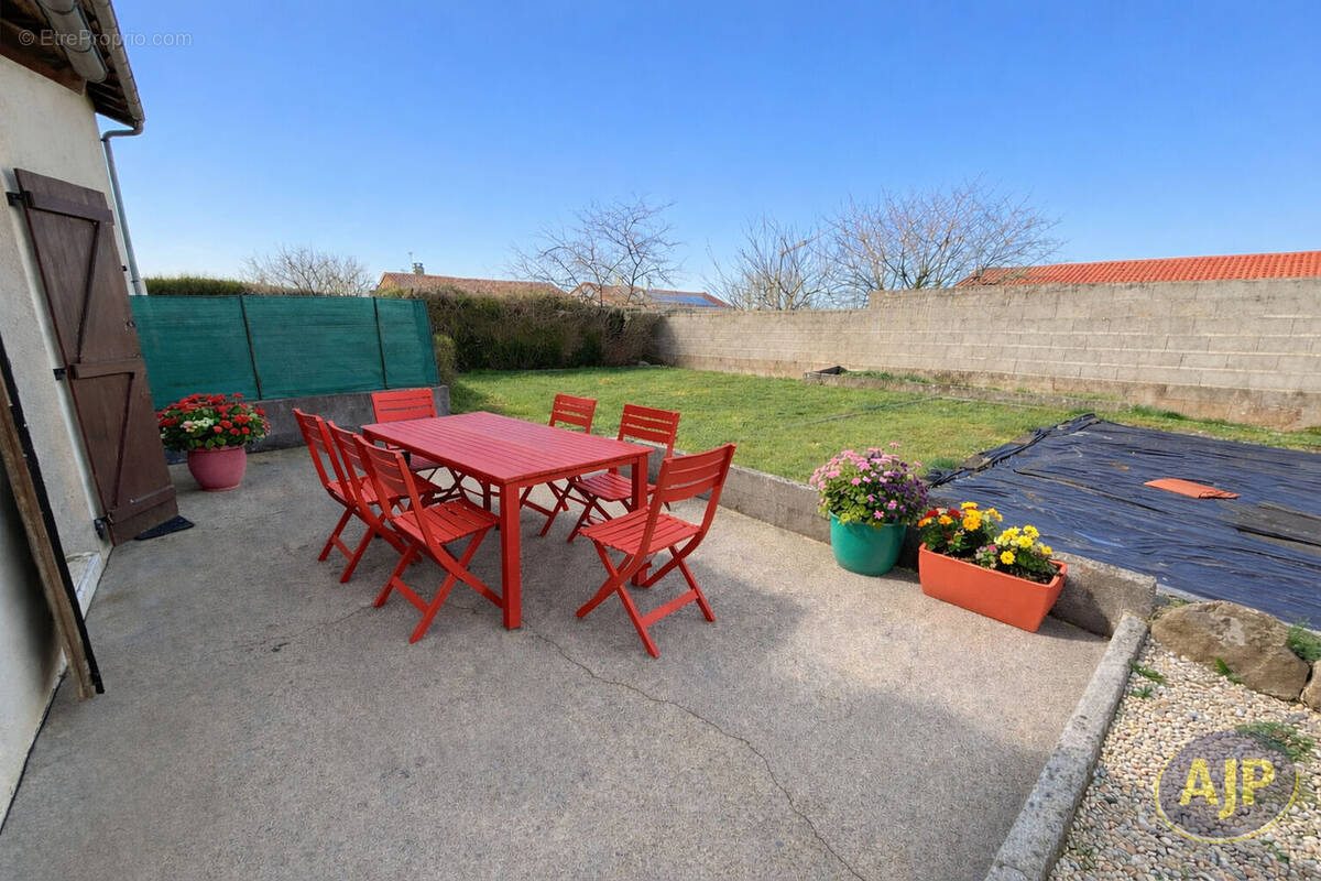 Maison à SAINT-MACAIRE-EN-MAUGES