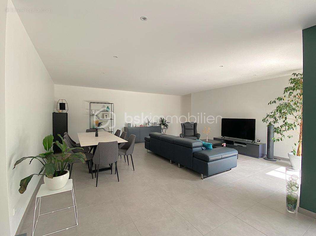Maison récente et spacieuse avec garage, stationnements et beau jardin - terrain piscinable !!!! - photo 2