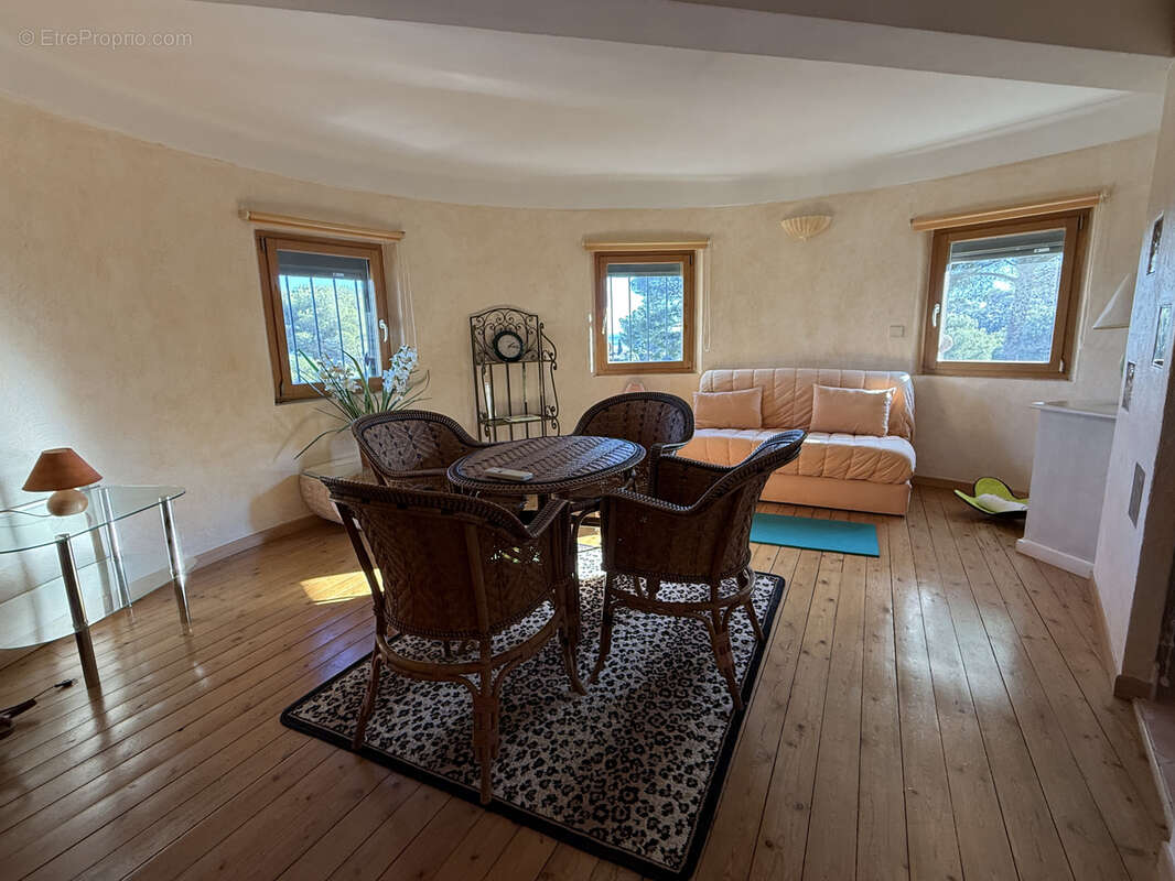 Appartement à ROQUEBRUNE-SUR-ARGENS