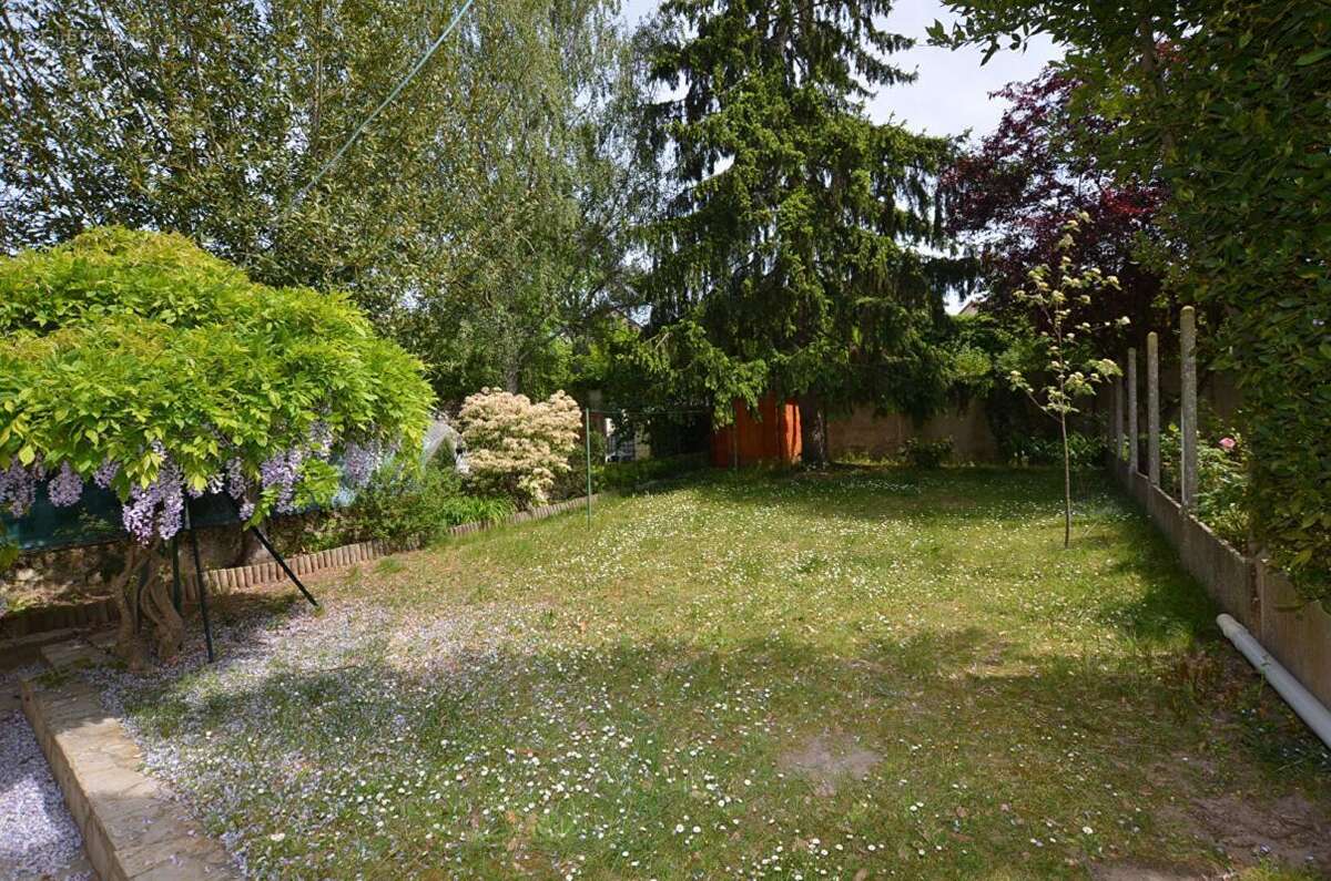 Maison à SAINTE-GENEVIEVE-DES-BOIS