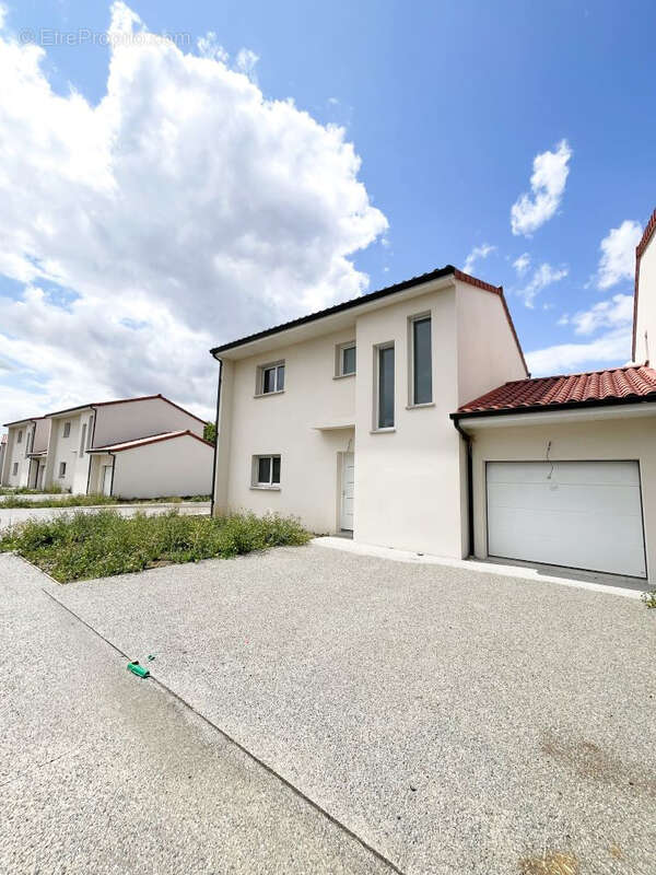 Maison à SAINT-BEAUZIRE