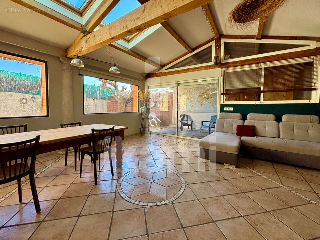 Maison à LAUDUN-L'ARDOISE