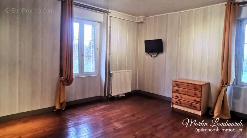 Maison à SAINT-LEONARD-DE-NOBLAT