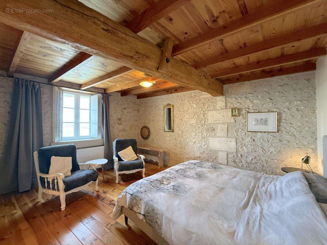 Maison à NANTEUIL-AURIAC-DE-BOURZAC