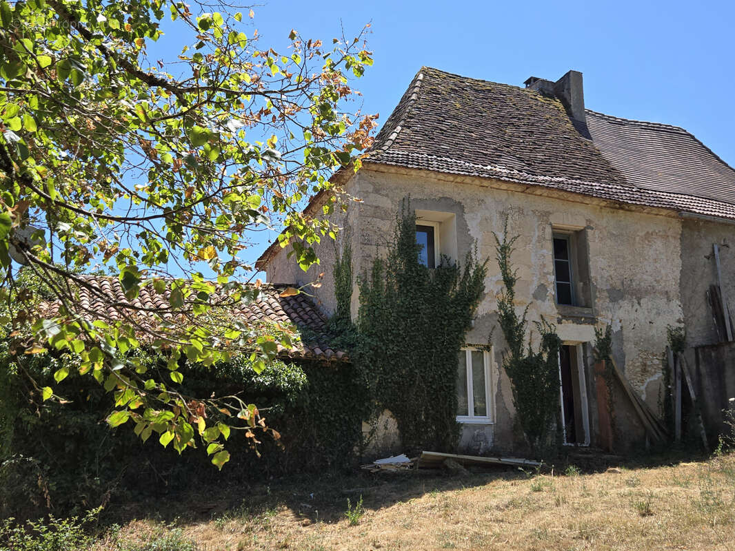 Ensemble de bâtiments à restaurer sur 4900m2! - photo 19