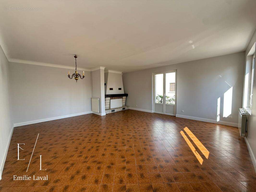 Maison avec dépendance, cave à vin et terrain clos de 1 737 m² à Pineuilh (33) - photo 4