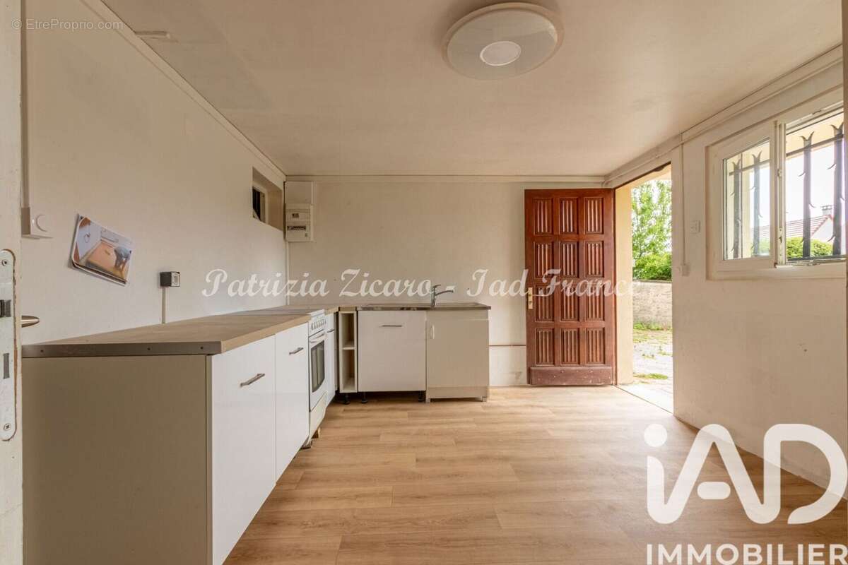 Appartement 42 m² à La Ville-Du-Bois  - photo 4