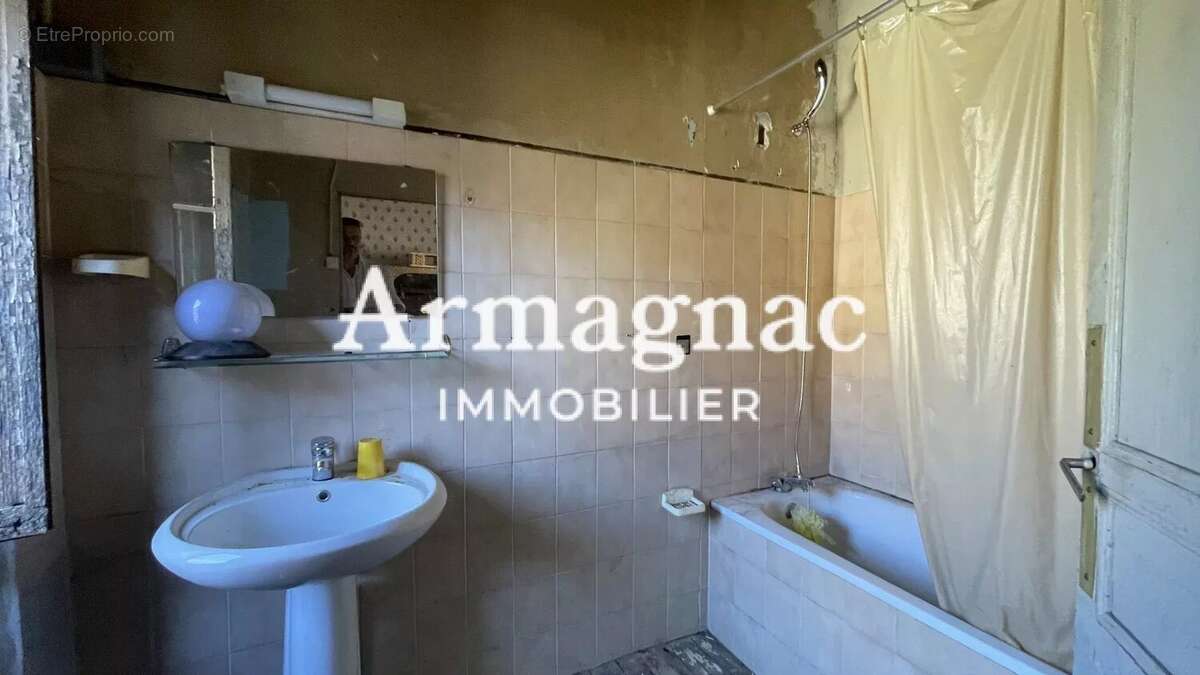 Maison à VIC-FEZENSAC