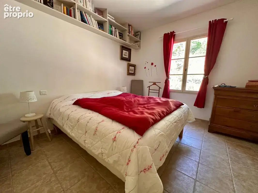 Villa sur terrain boisé avec dépendances + piscine - photo 17