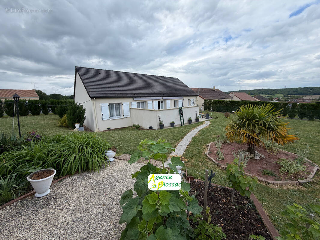 Maison à COUSSAY-LES-BOIS