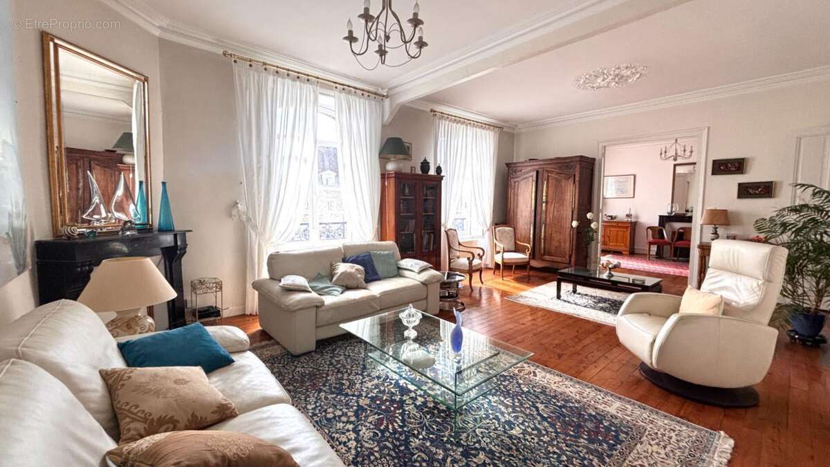 Magnifique Appartement de type Haussmannien 170 m2, cave, garage et parking en plein centre! - photo 7