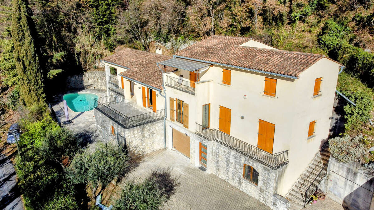 À Tourrettes-sur-Loup   Maison composée de 3 appartements + studio, piscine et vaste sous-sol - photo 5