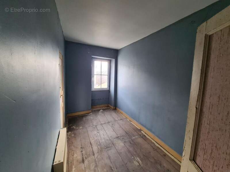 Appartement à VILLEBOIS-LAVALETTE