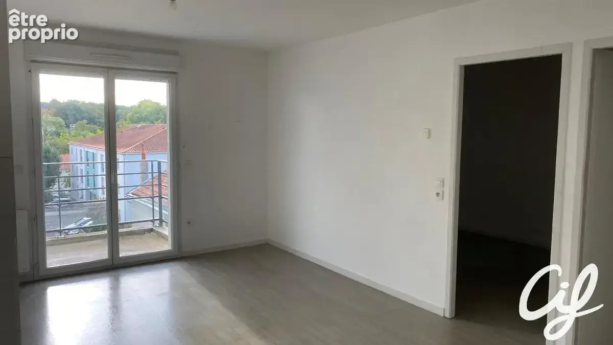 Appartement T2 Z.A.D., Z.I. Nord - 43.87 m2  110 000 Euros - photo 2