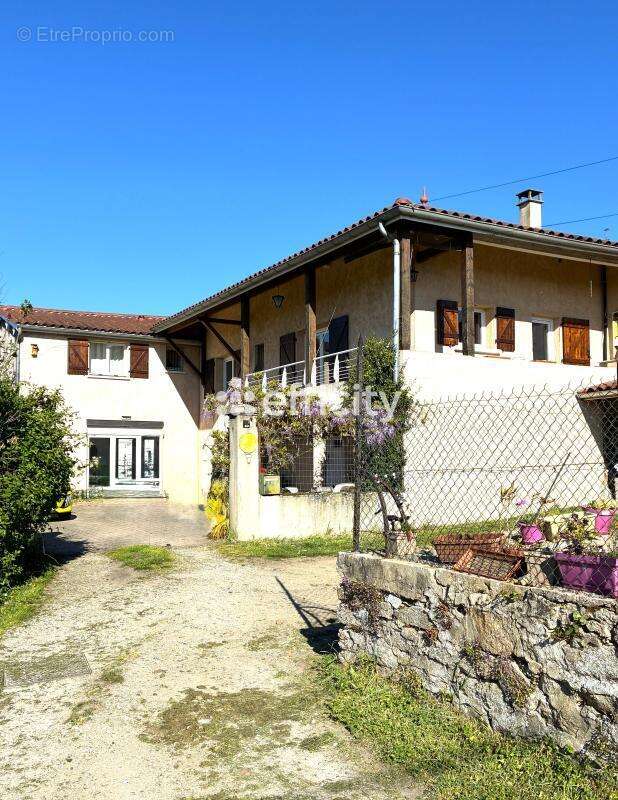 Maison à SAINT-GENIS-LES-OLLIERES