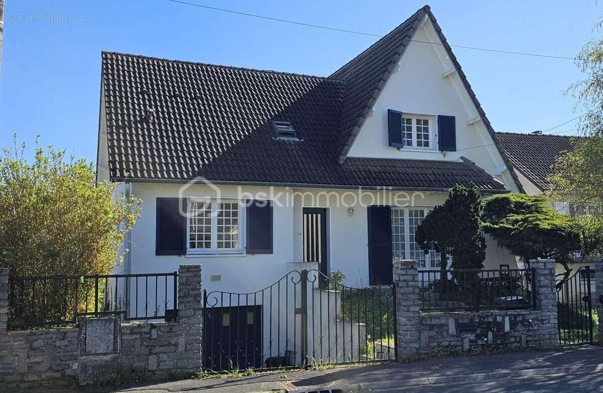 Maison à OLLAINVILLE