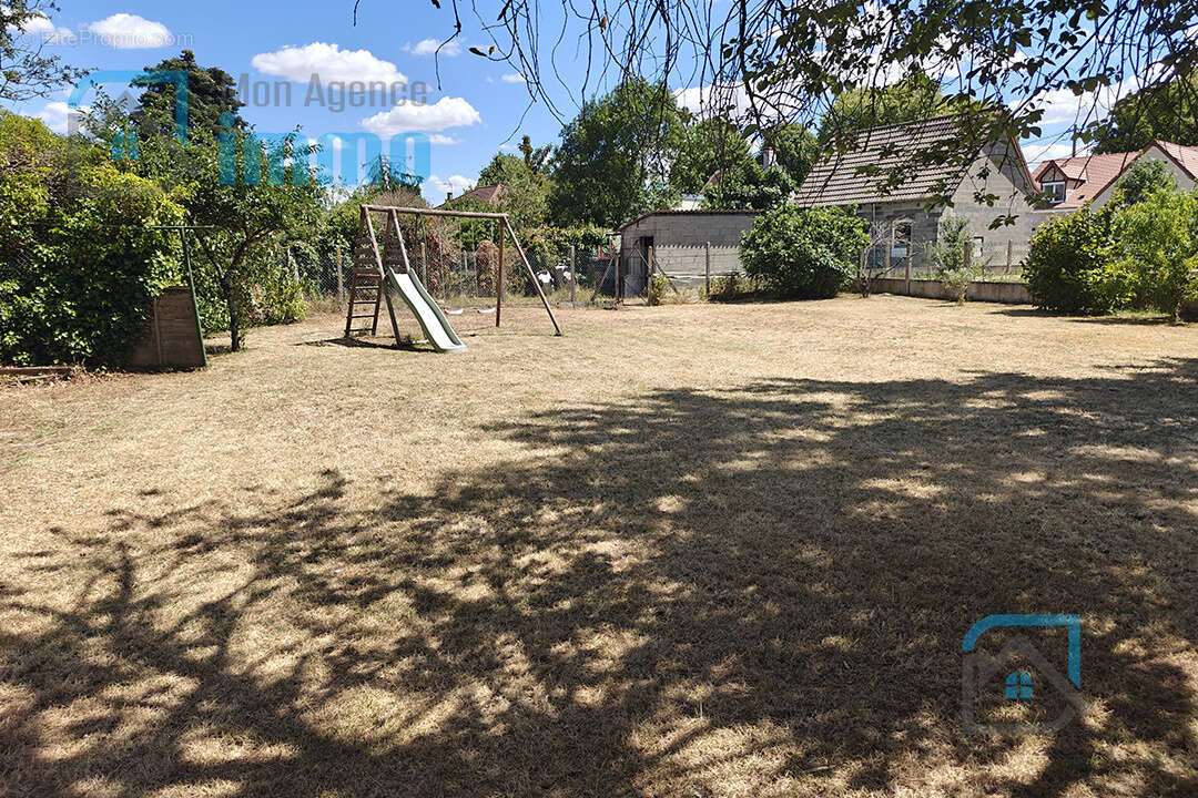 Mehun-Sur-Yèvre - Pavillon sur sous-sol avec 4 chambres et jardin - photo 8
