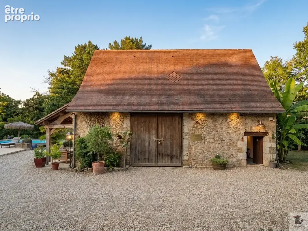 Longère en pierre avec gîtes, dépendances et près de 2 hectares   Issac (Dordogne) - photo 2