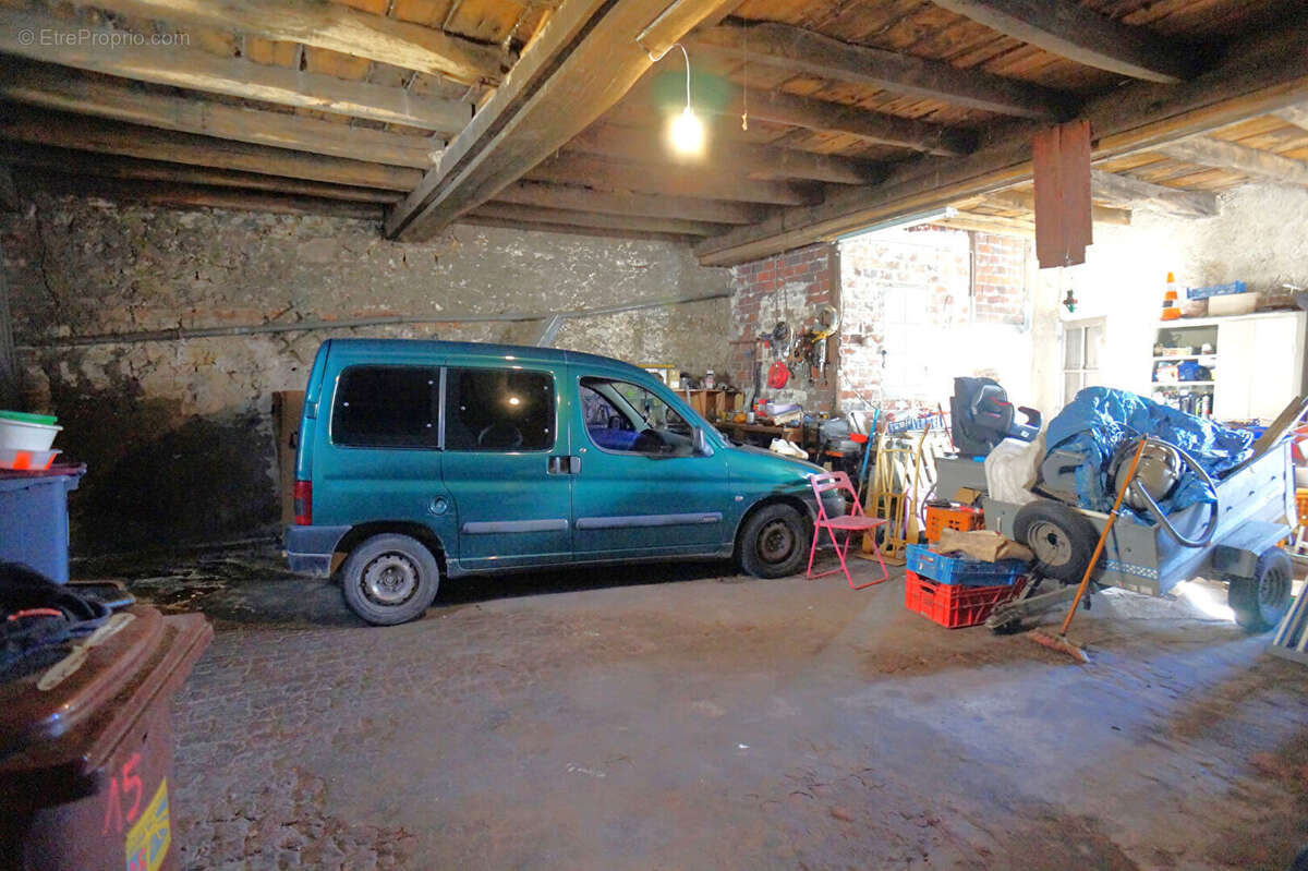 Maison à LAROCHE-SAINT-CYDROINE