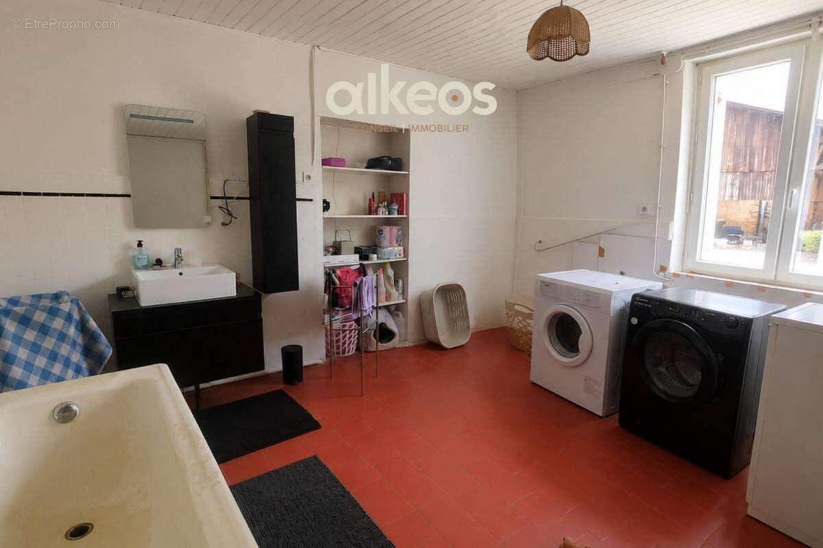 Maison 187 m² à Saint-Symphorien  - photo 7