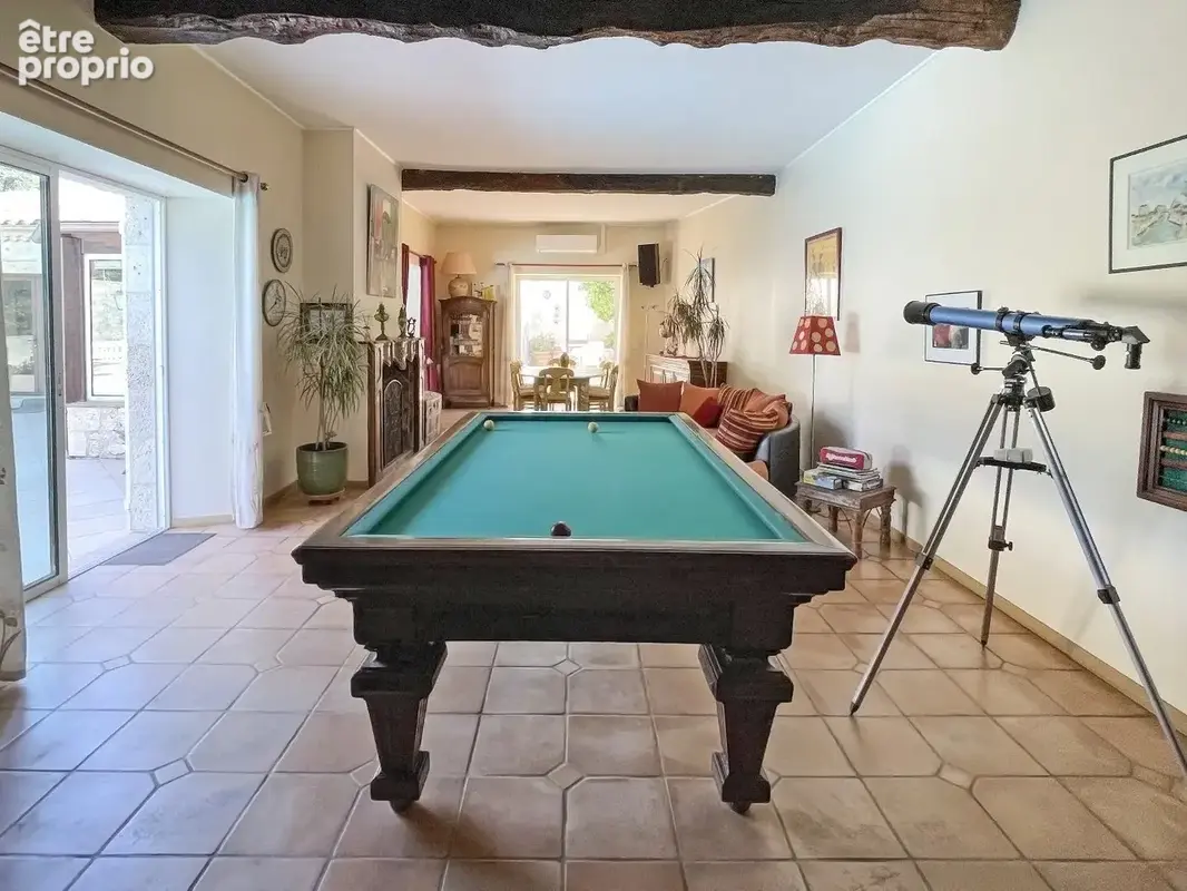 Une maison en pierres autour de sa piscine - photo 8