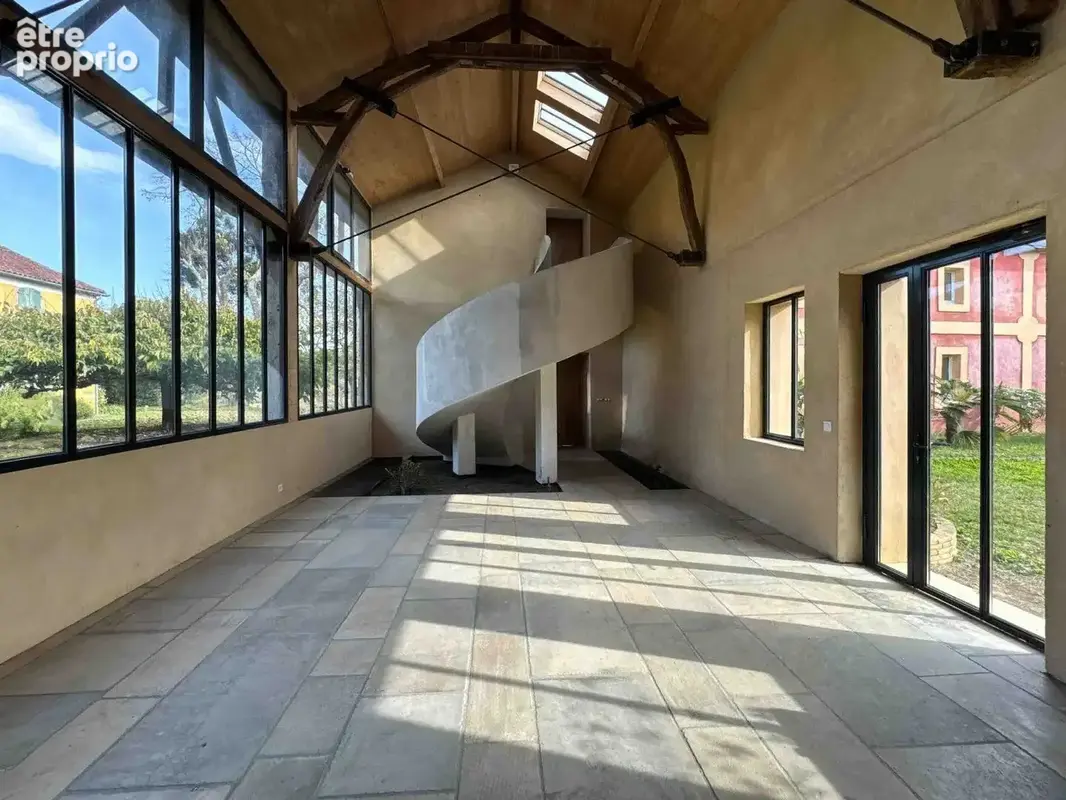 Ensemble immobilier empreint de charme, d'authenticité et d'une élégance discrète. - photo 2