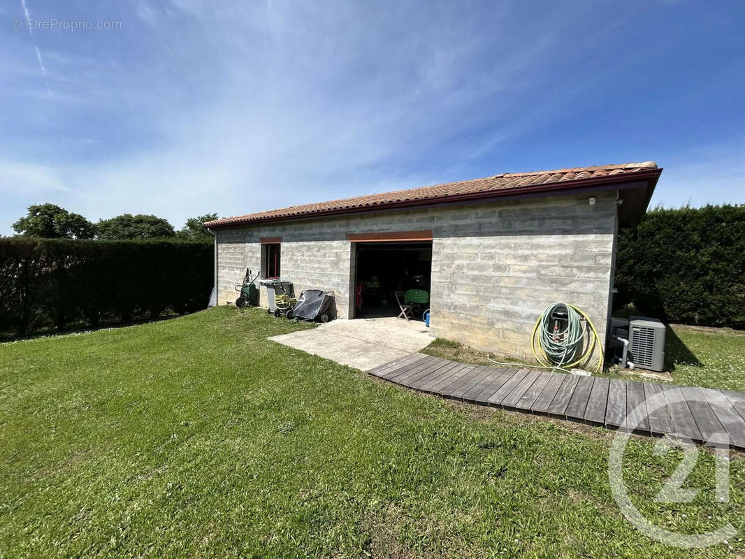 Maison à LA ROCHE-CHALAIS