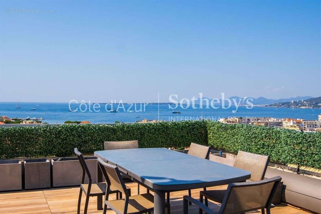 Antibes, penthouse rénové avec terrasse panoramique aux portes du Cap d’Antibes - photo 2