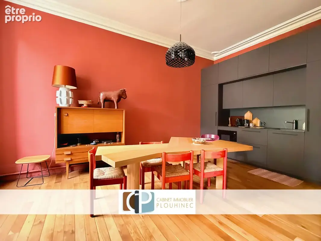 Charme & élégance pour ce bel appartement rénové avec garage. - photo 3