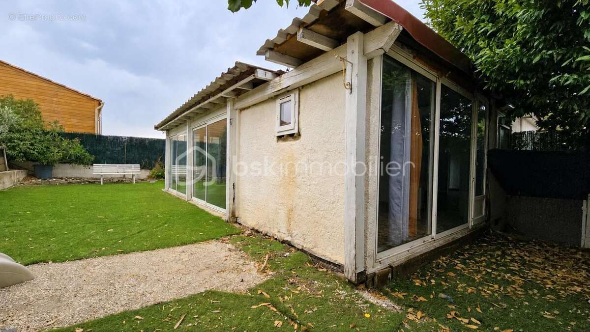 Maison T4 avec jardin – Résidence sécurisée avec piscine – Fort potentiel de rénovation – Le Castellet - photo 3