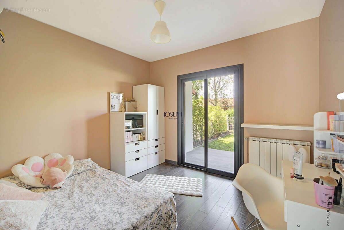 LA SALVETAT-SAINT-GILLES ,Maison familiale T6 avec piscine, dépendance et terrain divisible - photo 5