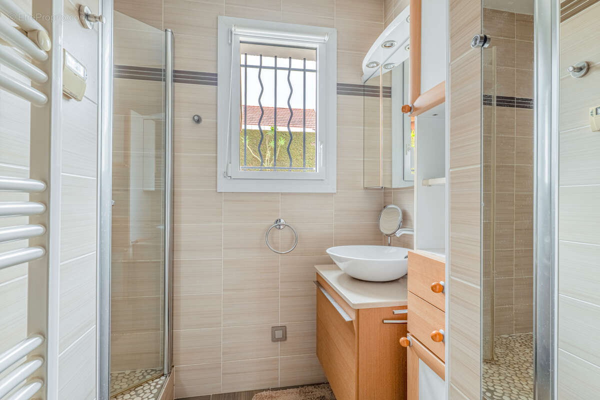 Maison à LA TOUR-DE-SALVAGNY