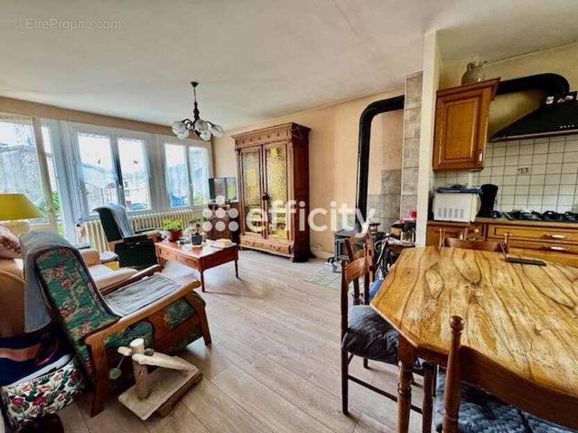 Maison à LA MONNERIE-LE-MONTEL