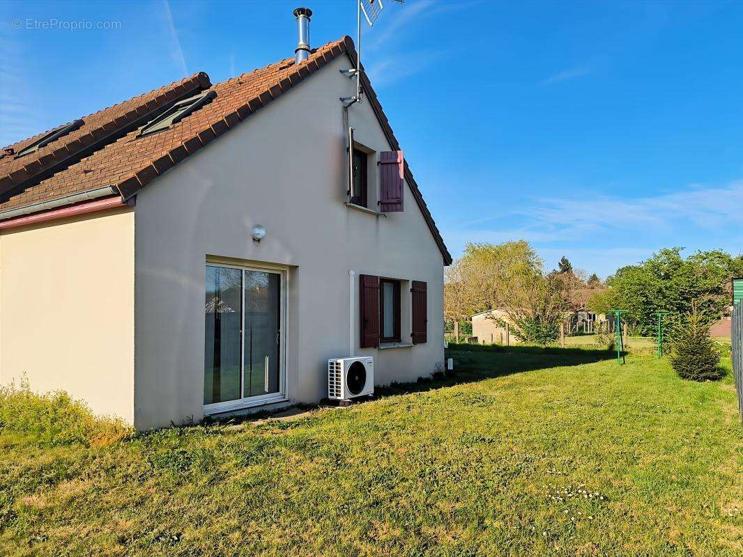 Maison à SELLES-SAINT-DENIS