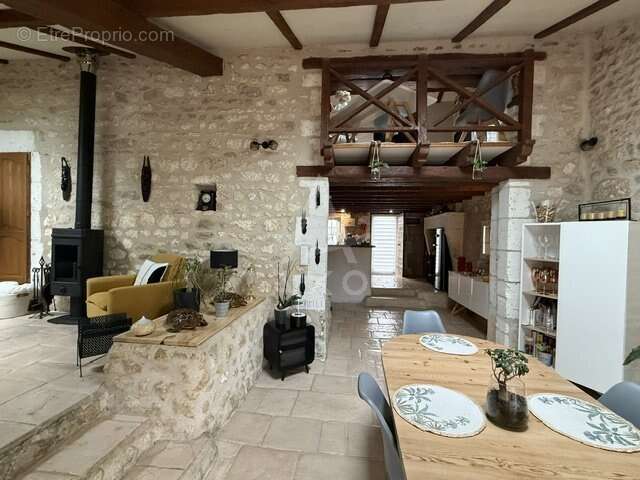 Maison à MAGNAC-SUR-TOUVRE