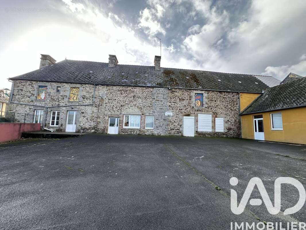 Maison 680 m² à Sougeal  - photo 2
