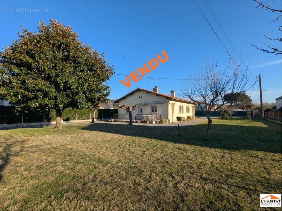 Maison à PINS-JUSTARET