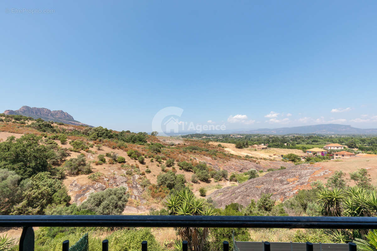 Roquebrune sur Argens - Charmante masion jumelée d'un côté rénovée et avec vue pnaoramique sur Rocher de Roque - photo 2