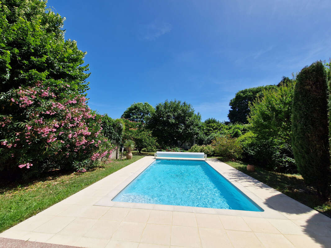 Maison bourgeoise 214 m2 en cœur de ville, avec piscine et jardin magnifique de 1300 m2. Garage, cave - photo 17
