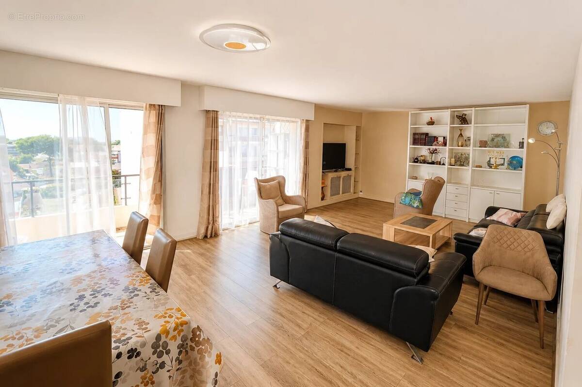 Appartement à LES PAVILLONS-SOUS-BOIS