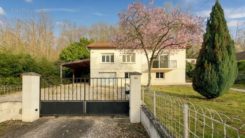 Maison à CREYSSE