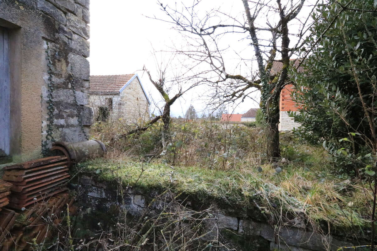 Maison à MOULINS-EN-TONNERROIS